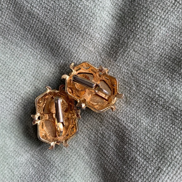 Vintage MOD earrings pink gold pearl enamel ornate clip on earrings - Picture 8 of 10